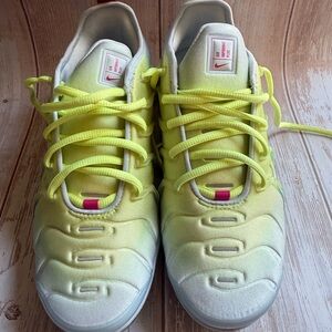 EUC Nike Air VaporMax Plus Woman’s Size 8 Pink/Neon. Please see pictures